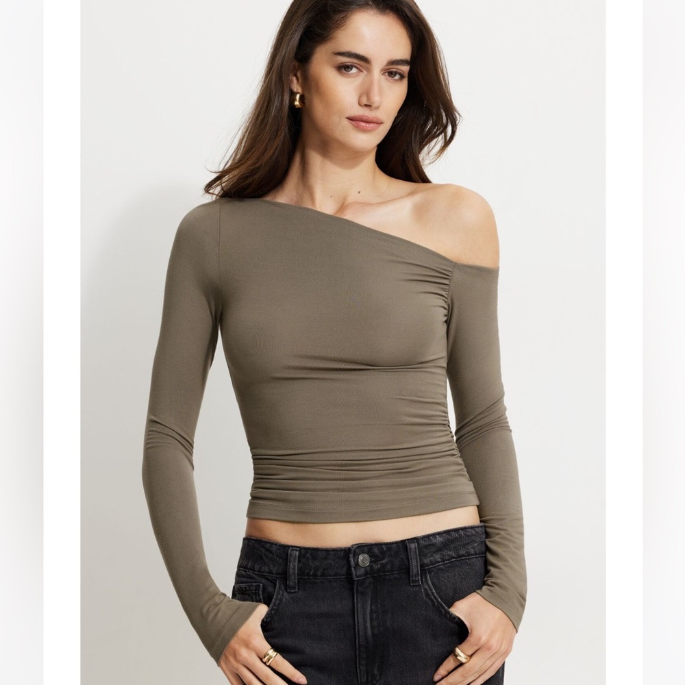 NWT Dynamite Kat off the shoulder top